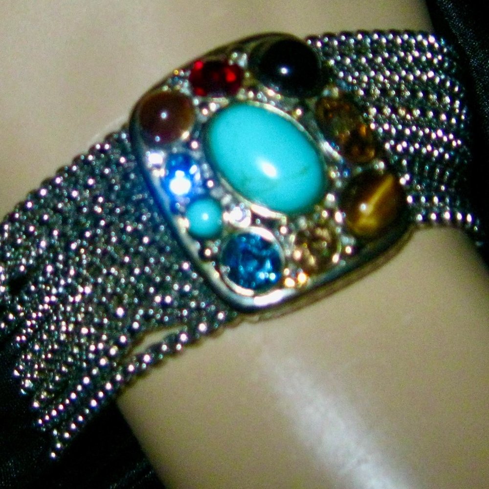 STUNNING VINTAGE MAGNETIC BRACELET W/BEAUTIFUL STONES IN CENTER SILVER TONE